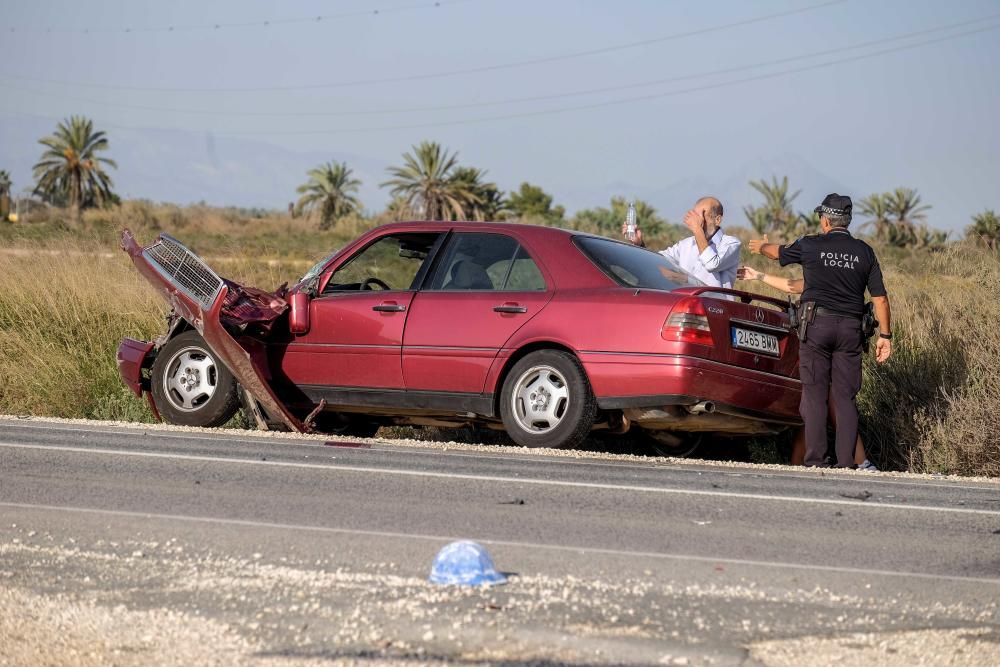 Un camión vuelca en la carretera de La Marina