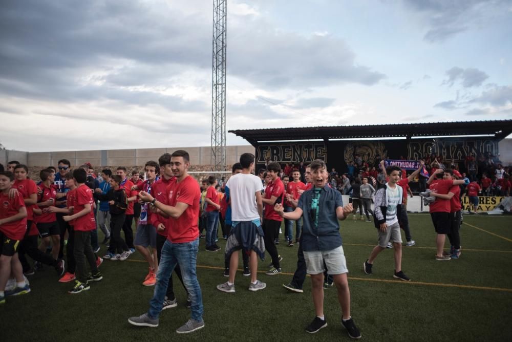 El Saguntino celebra el título de campeón