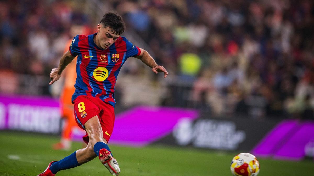 Un dels jugadors del Barça, Pedri, durant el partit d'avui
