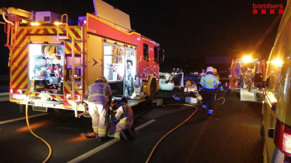 Efectius dels serveis d&#039;emergències treballen en l&#039;accident a l&#039;A-2, al Bruc