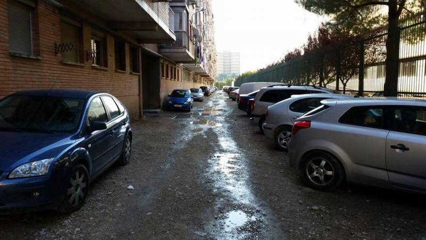 Un tramo sin asfaltar causa problemas en San Juan de la Peña