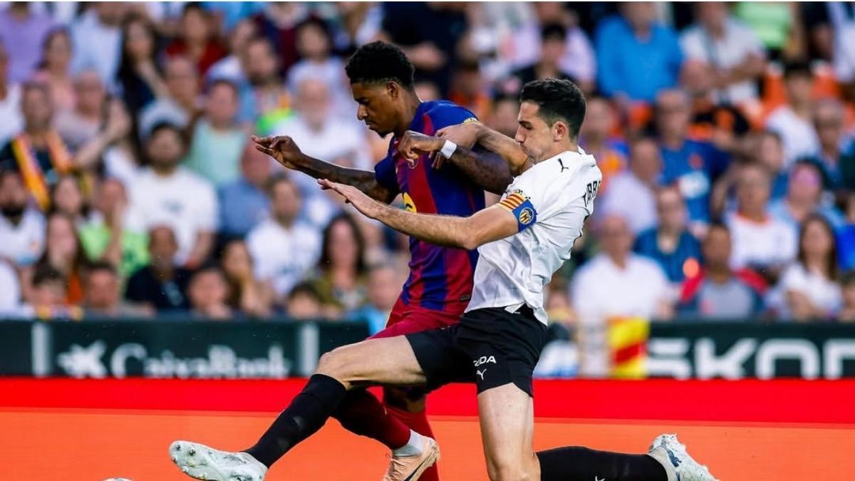 César Tárrega contra el Barcelona en Mestalla
