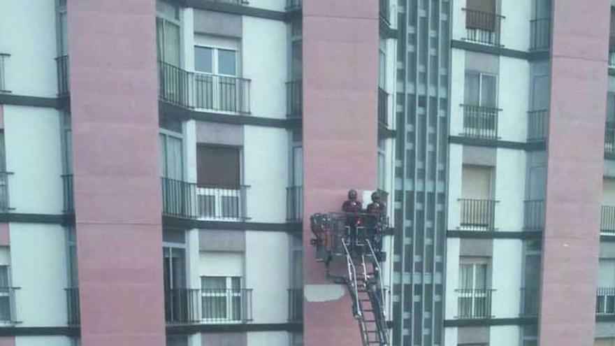 Los bomberos, durante la actuación.