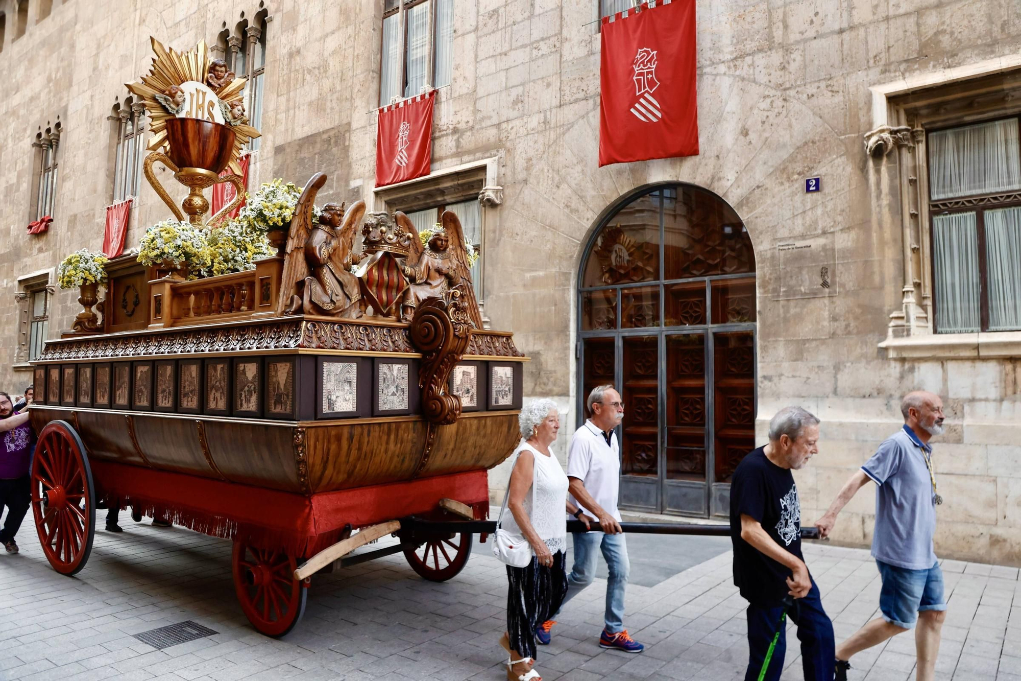 El Corpus recorre las calles de València en el Traslado