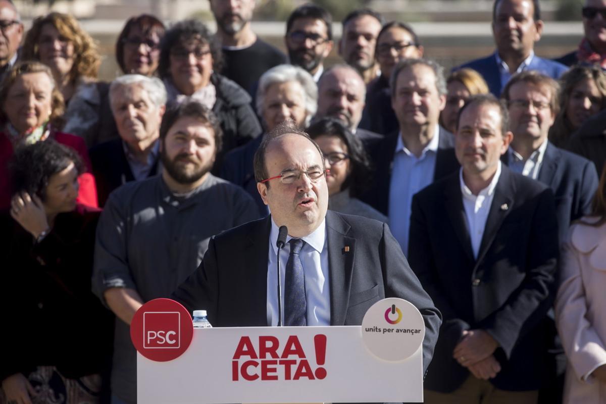 GRA148. BARCELONA, 12/11/2017.- El primer secretario del PSC y candidato a la presidencia de la Generalitat de Cataluña, Miquel Iceta, junto a los demás candidatos que configuran la lista por Barcelona a las elecciones del Parlamento de Cataluña del próximo 21D, durante la realización esta mañana de la fotografía de la candidatura. EFE/Quique García