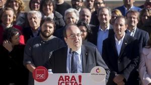 GRA148. BARCELONA, 12/11/2017.- El primer secretario del PSC y candidato a la presidencia de la Generalitat de Cataluña, Miquel Iceta, junto a los demás candidatos que configuran la lista por Barcelona a las elecciones del Parlamento de Cataluña del próximo 21D, durante la realización esta mañana de la fotografía de la candidatura. EFE/Quique García