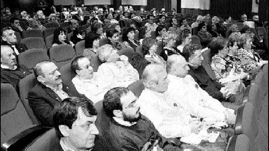 Asistentes al I Encuentro de asociaciones culturales de San Martín, celebrado en el teatro de El Entrego.