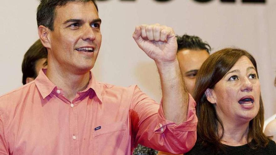 Sánchez, ayer, con la secretaria general del PSIB-PSOE, Francina Armengol.