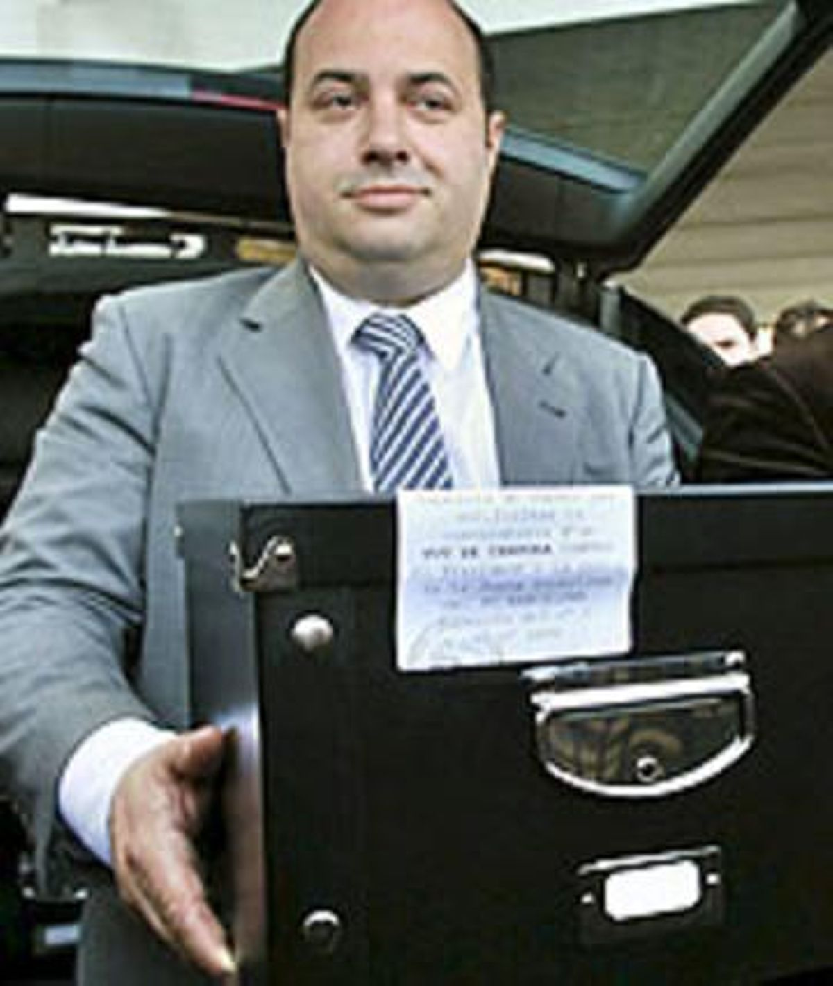 Oriol Giralt, avui a les oficines del Barça amb els avals recollits. Oriol Giralt, avui a les oficines del Barça amb els avals recollits.