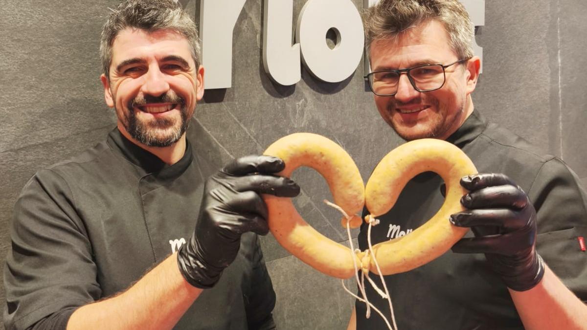Dani y Toni Molist (Cansaladeria Molist, Manlleu), con la 'botifarra d'ou' tradicional, elegida la mejor de Catalunya (también han ganado en la categoría de 'botifarra d'ou' singular).