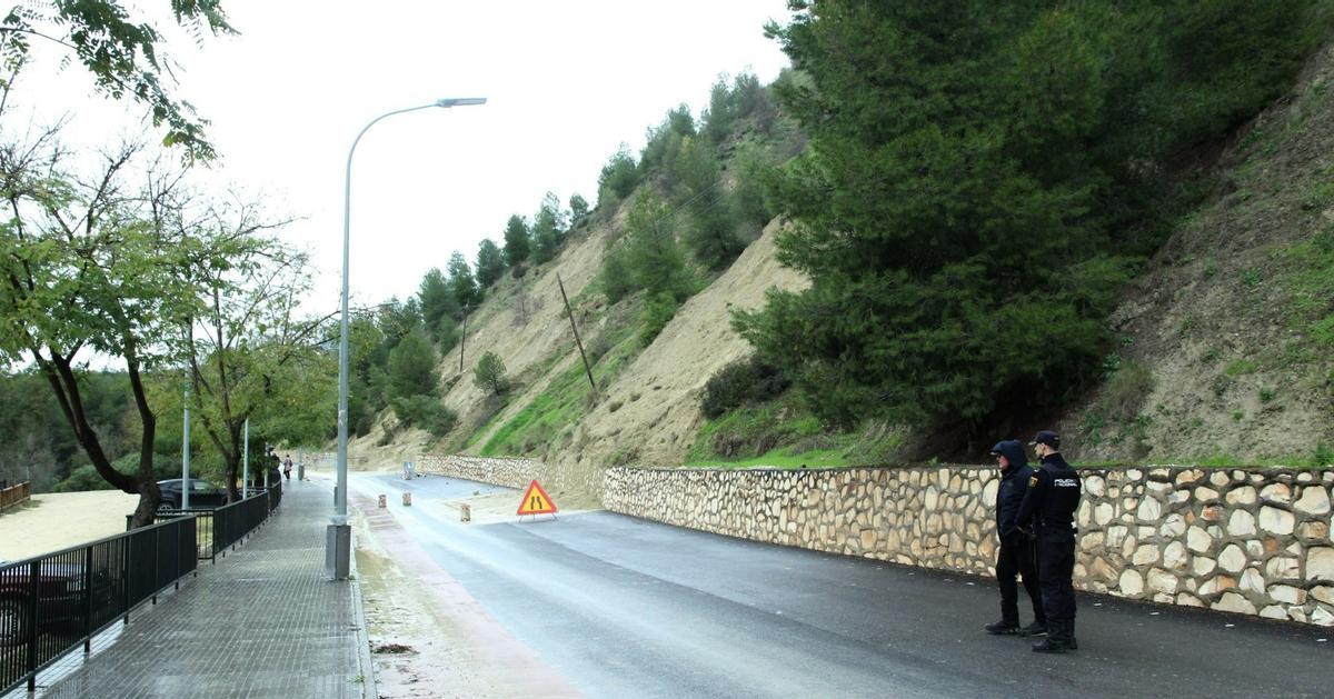 Agentes de la Policía Nacional observan el desprendimiento sobre la carretera A-3131 en Jauja.