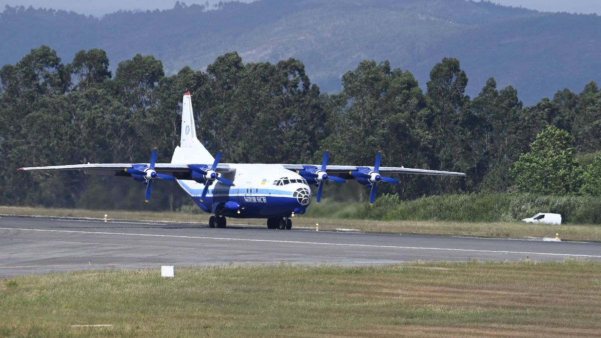 Avión Antonov An-12B a su llegada este miércoles al aeropuerto de Peinador desde Francia