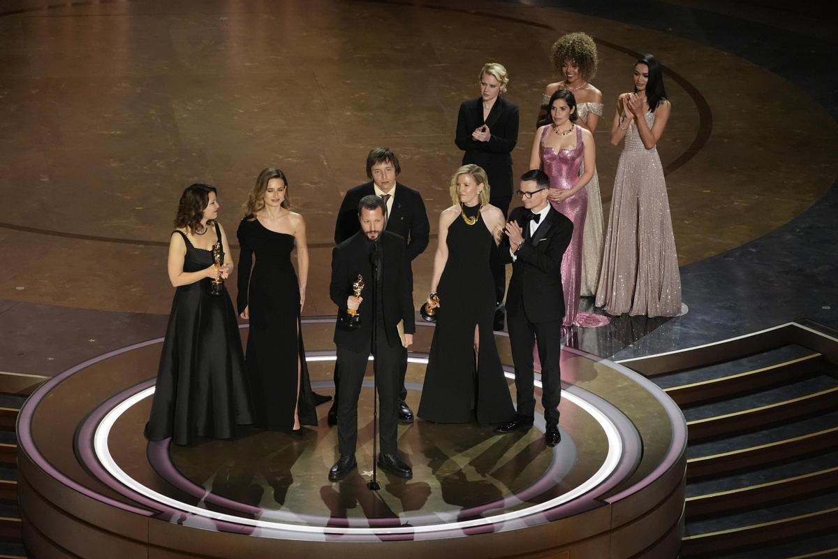 Raney Aronson-Rath, from left, Vasilisa Stepanenko, Mstyslav Chernov, Evgeniy Maloletka, Michelle Mizner, and Derl McCrudden accept the award for best documentary feature film for &quot;20 Days in Mariupol&quot; during the Oscars on Sunday, March 10, 2024, at the Dolby Theatre in Los Angeles. Kate McKinnon and America Ferrera look on from right.(AP Photo/Chris Pizzello) Associated Press/LaPresse Only Italy and Spain / EDITORIAL USE ONLY/ONLY ITALY AND SPAIN