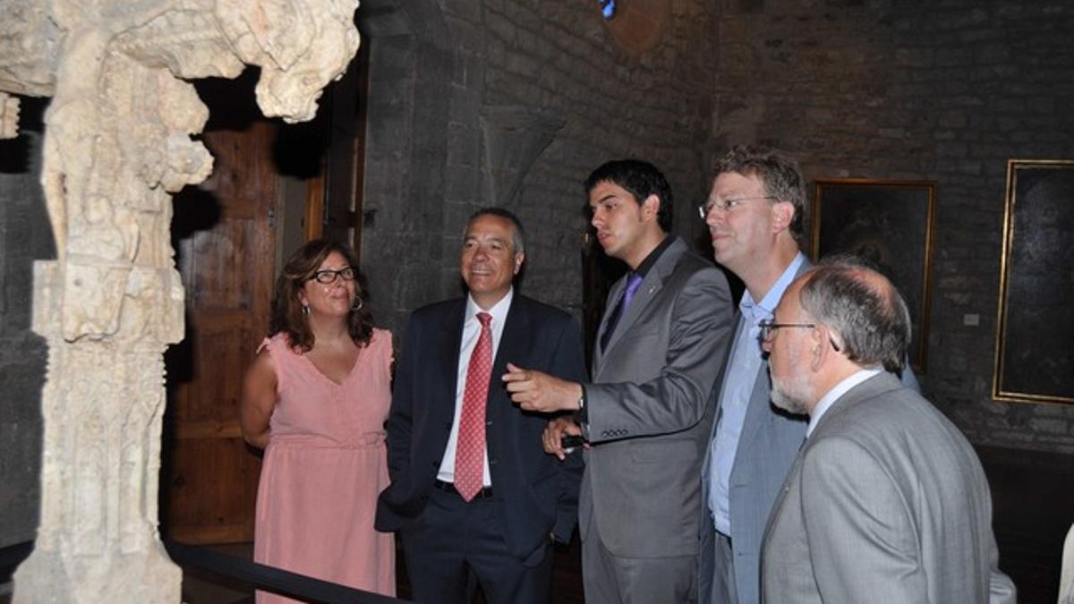 El alcalde de Morella le muestra a Pere Navarro las salas góticas del Ayuntamiento.