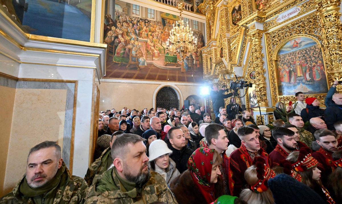 Los creyentes asisten al servicio de Navidad en el monasterio Kyiv Pechersk Lavra en Kyiv.