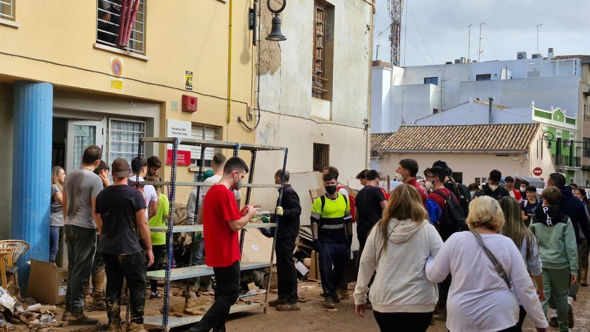 Voluntarios limpian la residencia de Aldaia.