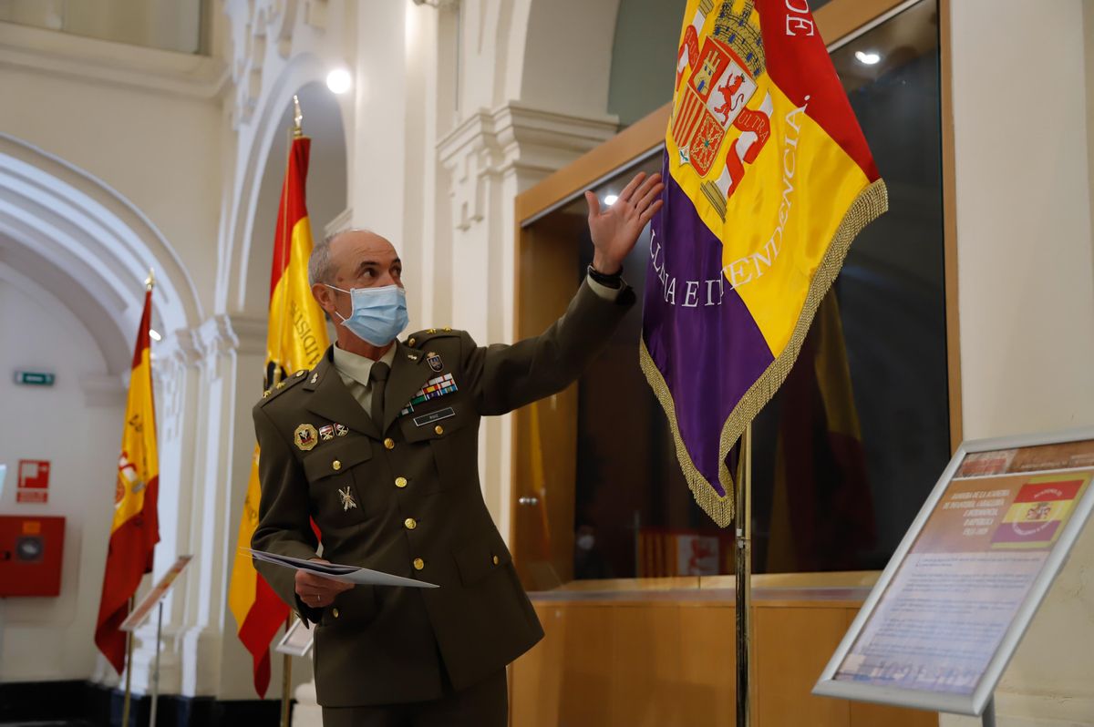 Bandera republicana, una de las 21 insignias expuestas.