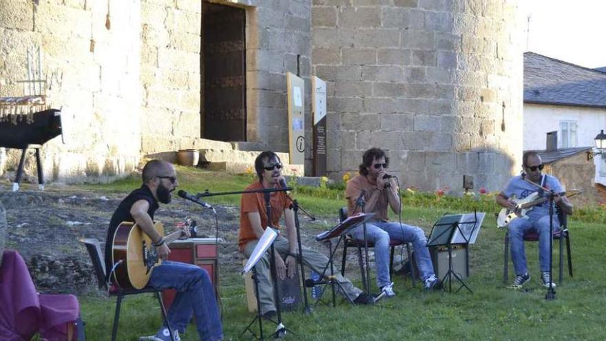 The Villanos durante su actuación en Puebla.