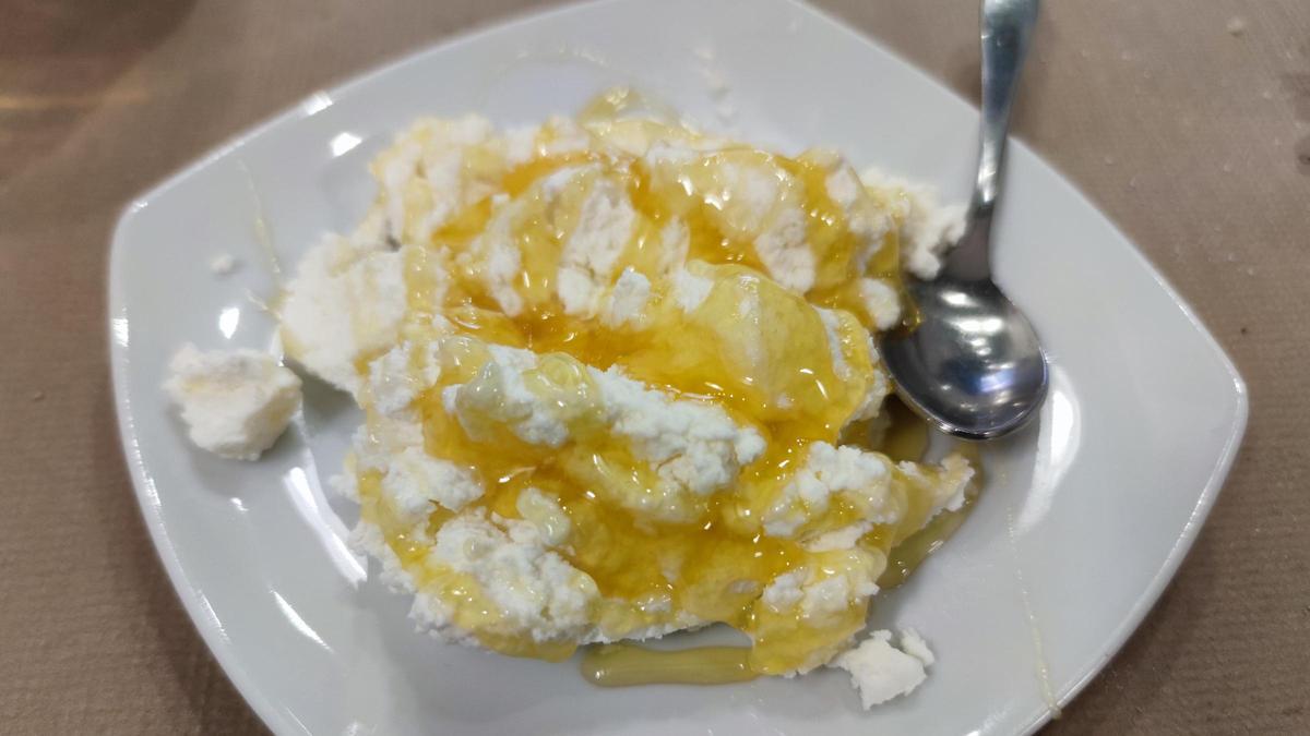 El 'mel i mató' del menú del día de Bar San Fermín.