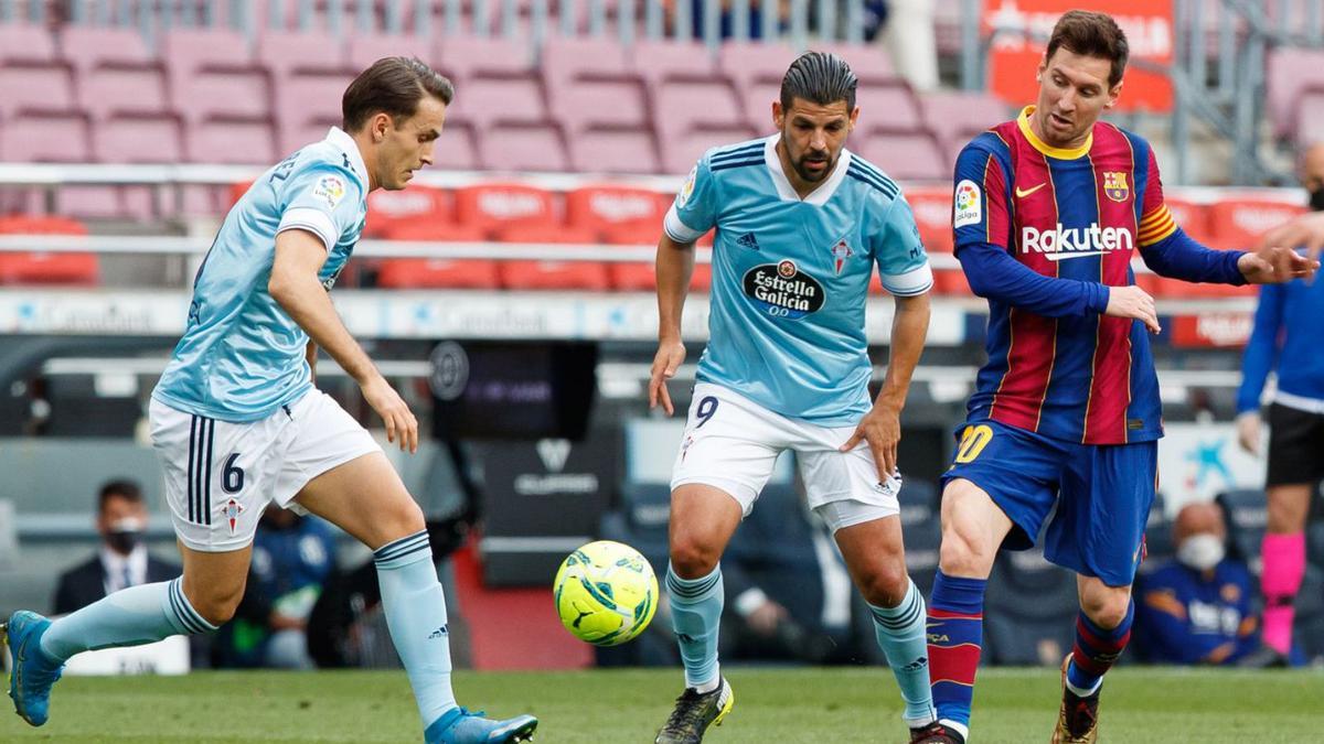 Denis y Nolito, con Messi, en un partido contra el Barça. |  // D. RAMÍREZ