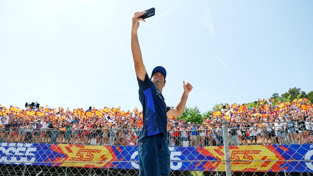 Carlos Sainz, con sus fans en el Circuit