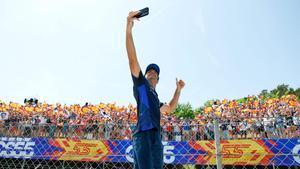 Carlos Sainz, con sus fans en el Circuit