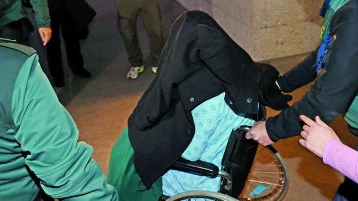 El autor confeso del crimen de Baiona, en silla de ruedas en los juzgados de Vigo.