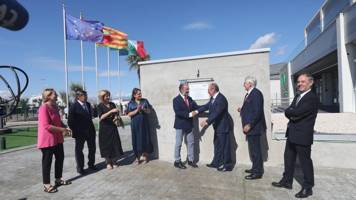 Las autoridades tras destapar la placa conmemorativa de la jornada de inauguración de la nueva fábrica de Sphere en Pedrola.