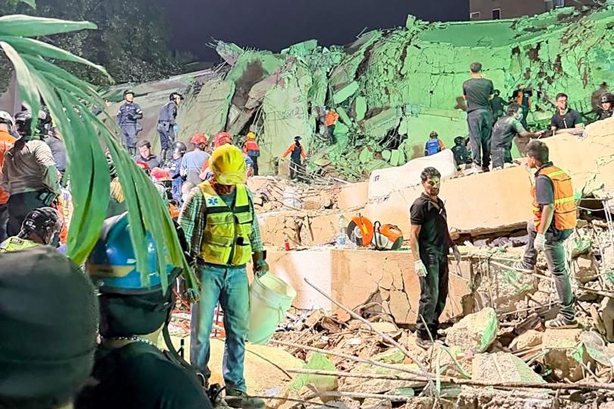 Labores de búsqueda en un edificio en ruinas.