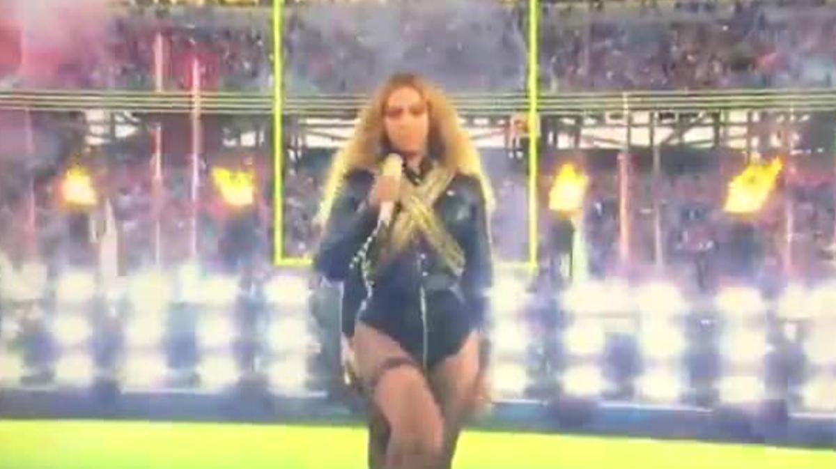 Beyoncé en su actuación de la Super Bowl