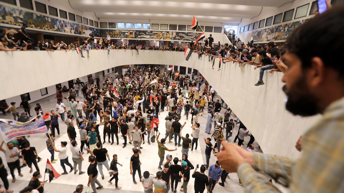 Centenars d&#039;iraquians assalten la seu del parlament a Bagdad