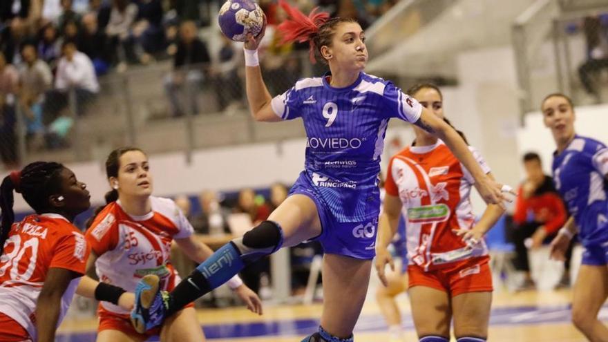 Estefanía Parapar durante un encuentro del Oviedo Balonmano Femenino