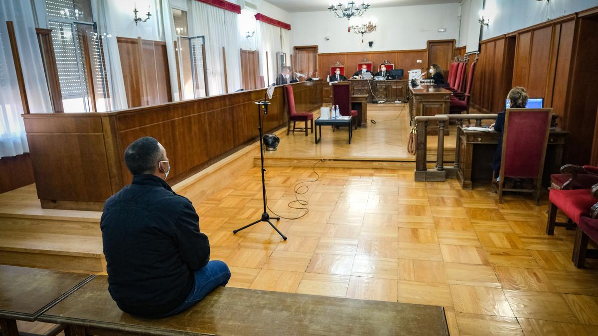 El acusado, hoy, en la celebración del juicio, en la Audiencia Provincial de Badajoz.