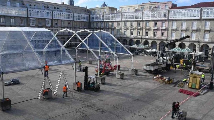 Comienza el montaje de las atracciones navideñas en la plaza de María Pita