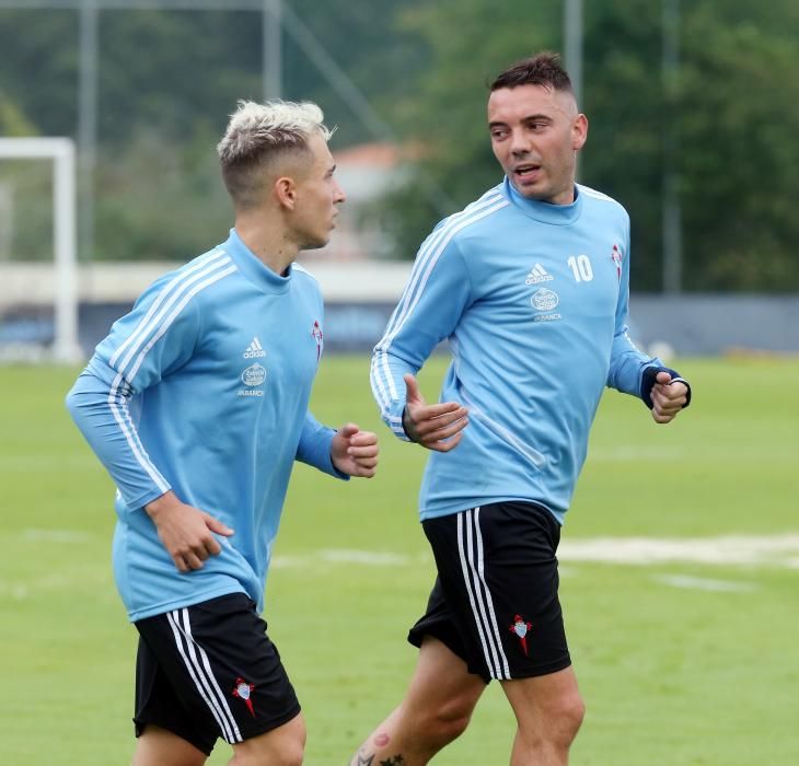 La afición disfruta del entrenamiento del Celta en el Día de Galicia