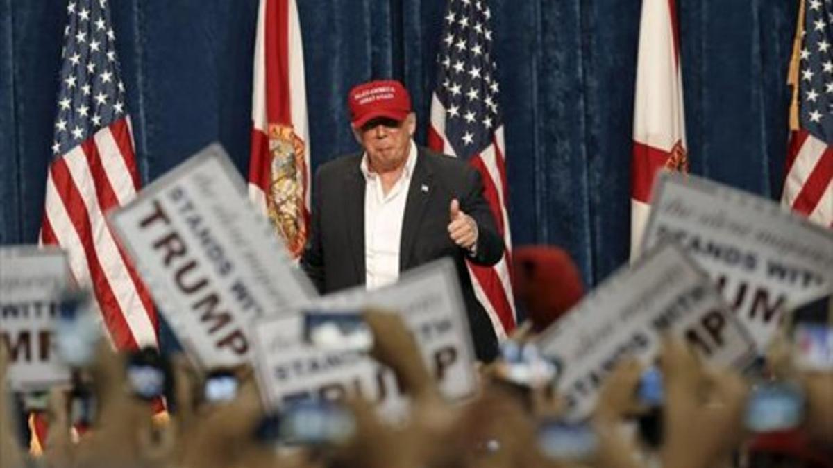 Trump levanta el pulgar ante sus seguidores, ayer en Sarasota (Florida).