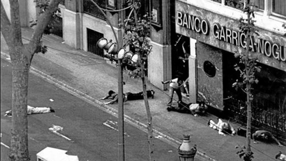 Imagen de varios rehenes escapando de la sede del Banco Central en Barcelona, en mayo de 1981.