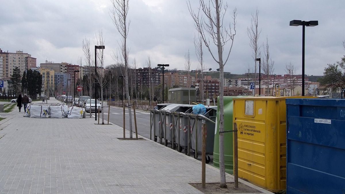 Contenidors a l'avinguda Costa Brava de Figueres.