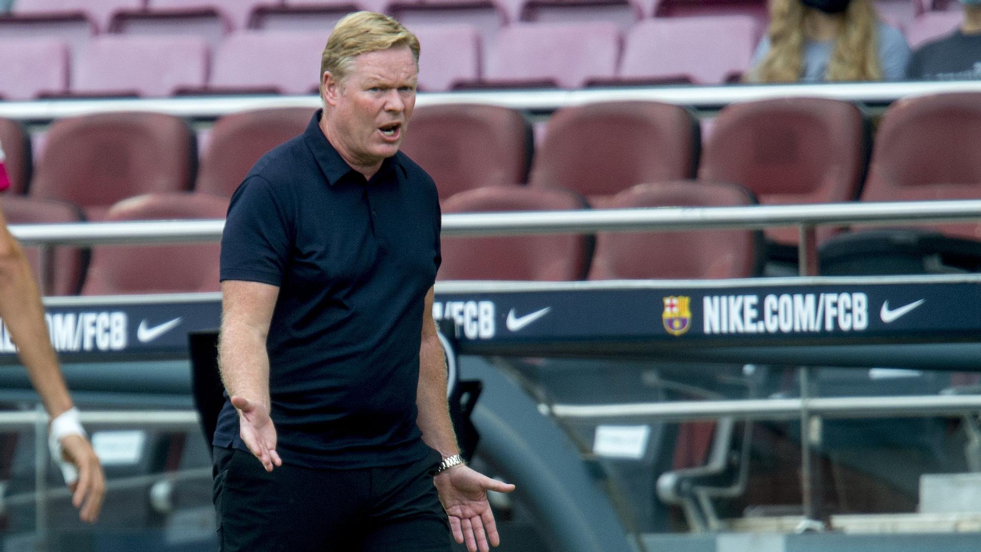 Koeman gesticula en la banda durante el partido de liga contra el Getafe en el Camp Nou