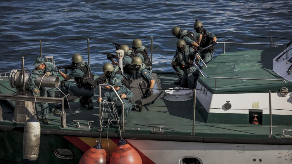 Polizeimanöver Guardia Civil stoppt Motorboot