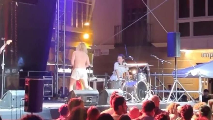 Críticas del colectivo LGTBI por que la policía de Murcia parase un concierto de Rocío Saiz por enseñar un pecho