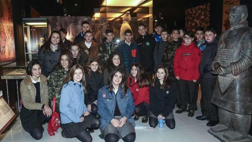 Los alumnos del San Luis de Pravia, con los guerreros de terracota