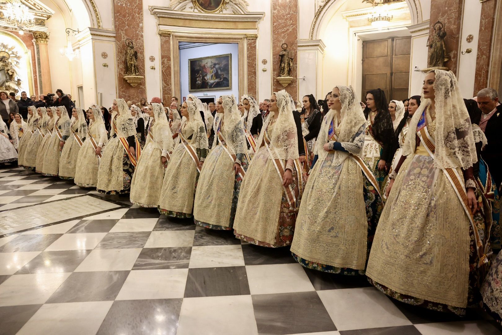 Laura Mengó y su corte coronan la ofrenda a la Virgen