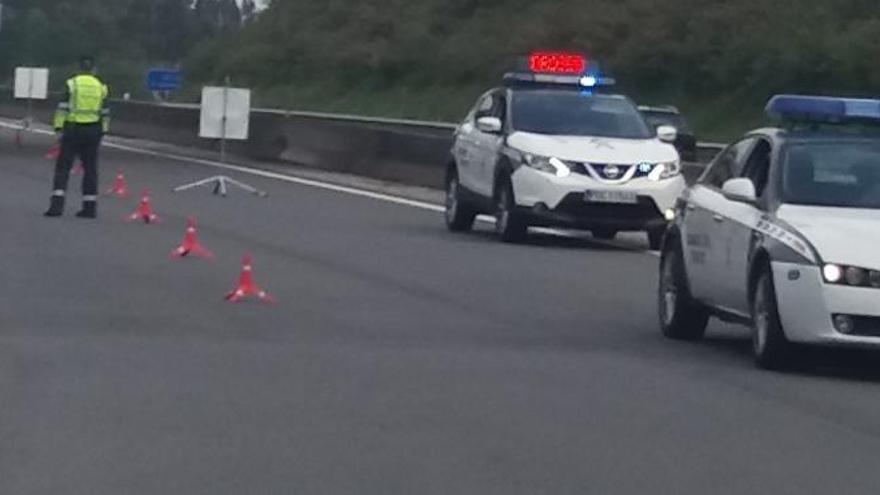 La Guardia Civil regula el tráfico en la autovía, el sábado.