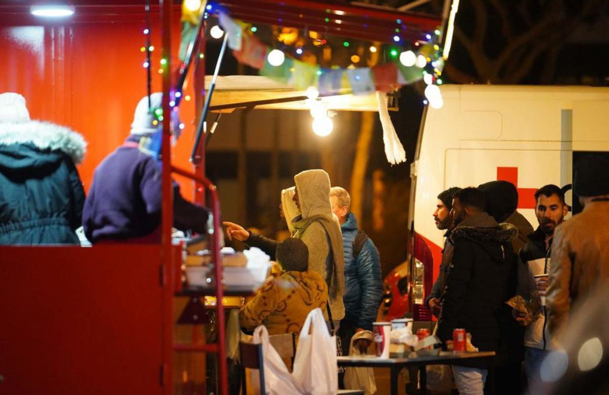 Noche de ‘food trucks’ 		para las personas sin hogar | MARCELO SASTRE