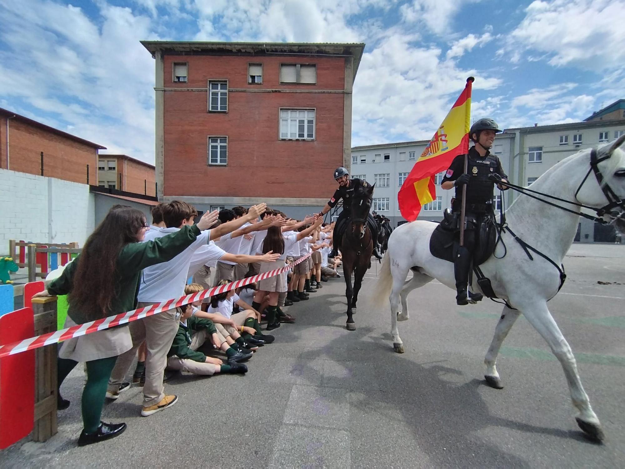 Exhibición de la Policía Nacional en el colegio Beata Imelda de La Felguera