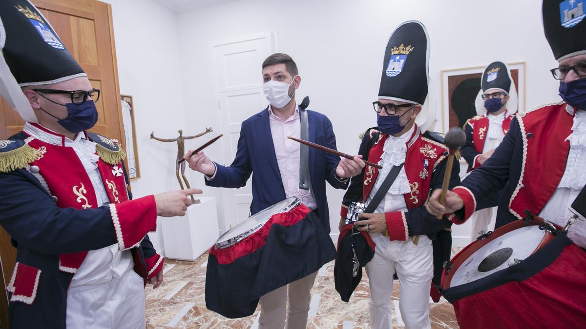 El Tio de la Porra de Gandia da la bienvenida a las fiestas