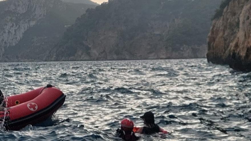 Dos ocupantes de un kayak, atrapadas en una roca del Cap Negre de Xàbia