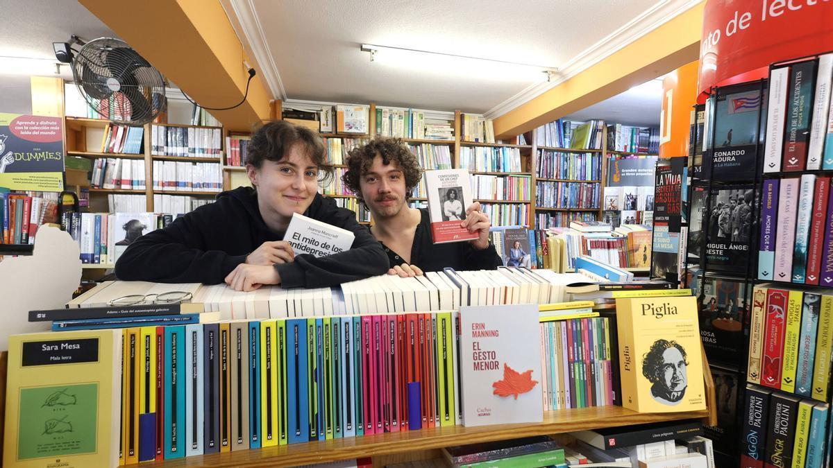 Dos jóvenes en una librería.