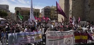Concentración por el tren Ruta de la Plata en Zamora: Éxito institucional, "pinchazo" social